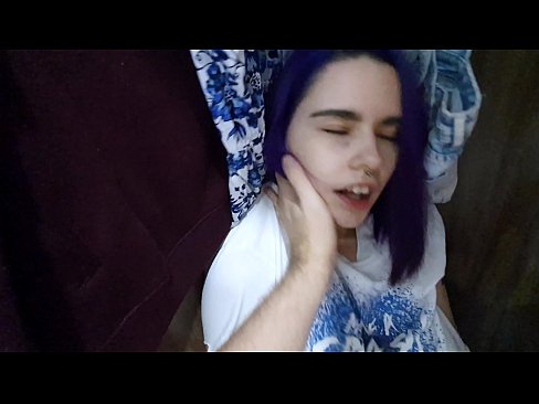 ❤️ Хоҳарамро дар ҷевон ёфт ва ба ӯ кӯмак кард ❤ Суперпорно дар мо ☑