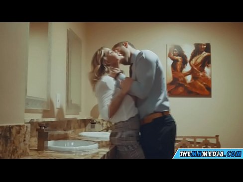❤️ Вақте ки як малламуй busty шумо дар як ҳоҷатхона ҷамъиятӣ seduces ❤ Суперпорно дар мо ☑